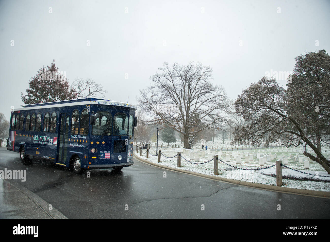La neve cade su Al Cimitero Nazionale di Arlington Arlington, Virginia, Dicembre 9, 2017. (U.S. Foto dell'esercito da Elizabeth Fraser/ Al Cimitero Nazionale di Arlington / rilasciato) Foto Stock