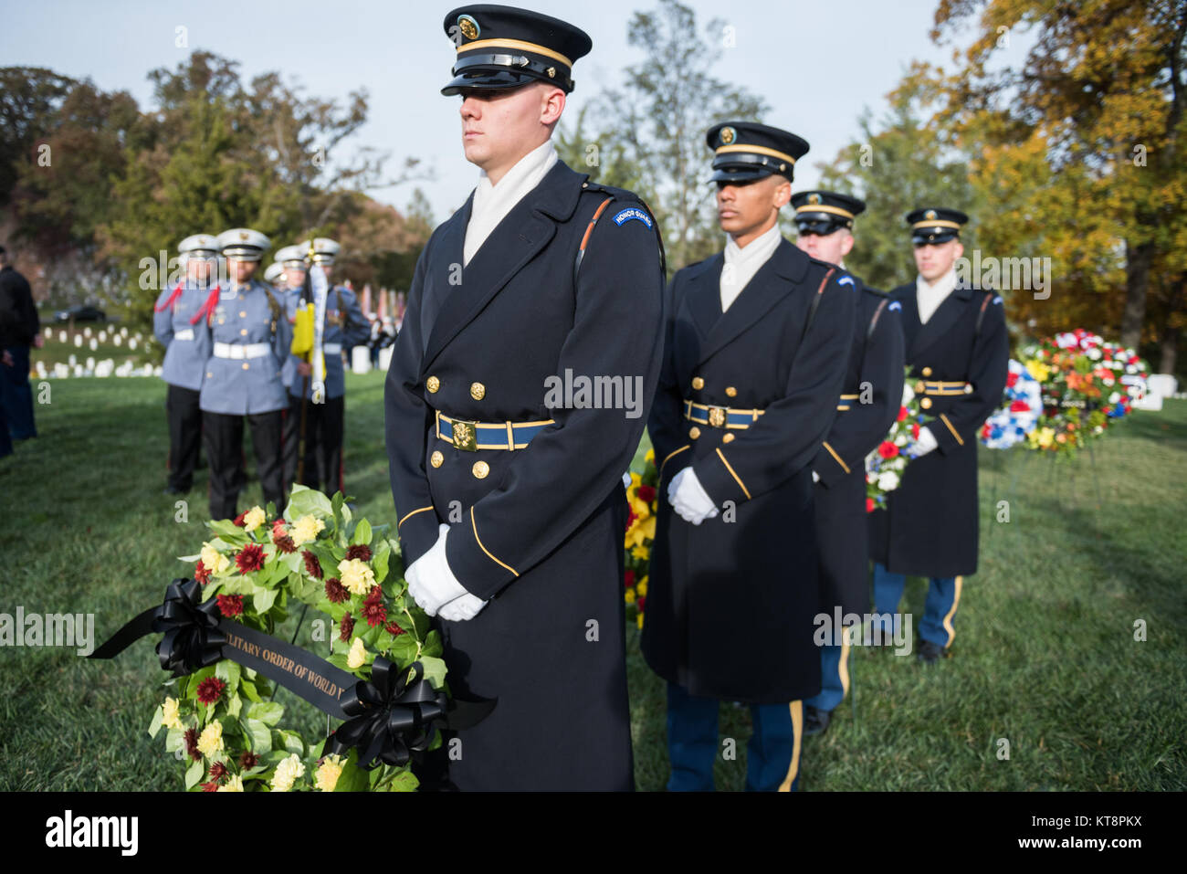 L'Ordine militare delle Guerre Mondiali detiene è veterani annuale giorno memoriale di servizio presso il recinto del generale degli eserciti John Pershing nella sezione 34 di Al Cimitero Nazionale di Arlington, Arlington, Virginia, nov. 11, 2017. I rappresentanti di oltre una dozzina di paesi stranieri di cui ghirlande a Pershing il recinto. (U.S. Foto dell'esercito da Elizabeth Fraser / il Cimitero Nazionale di Arlington / rilasciato) Foto Stock