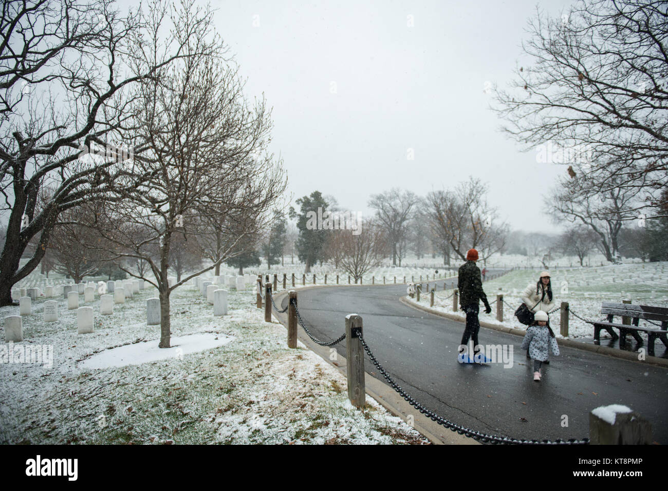 La neve cade su Al Cimitero Nazionale di Arlington Arlington, Virginia, Dicembre 9, 2017. (U.S. Foto dell'esercito da Elizabeth Fraser/ Al Cimitero Nazionale di Arlington / rilasciato) Foto Stock