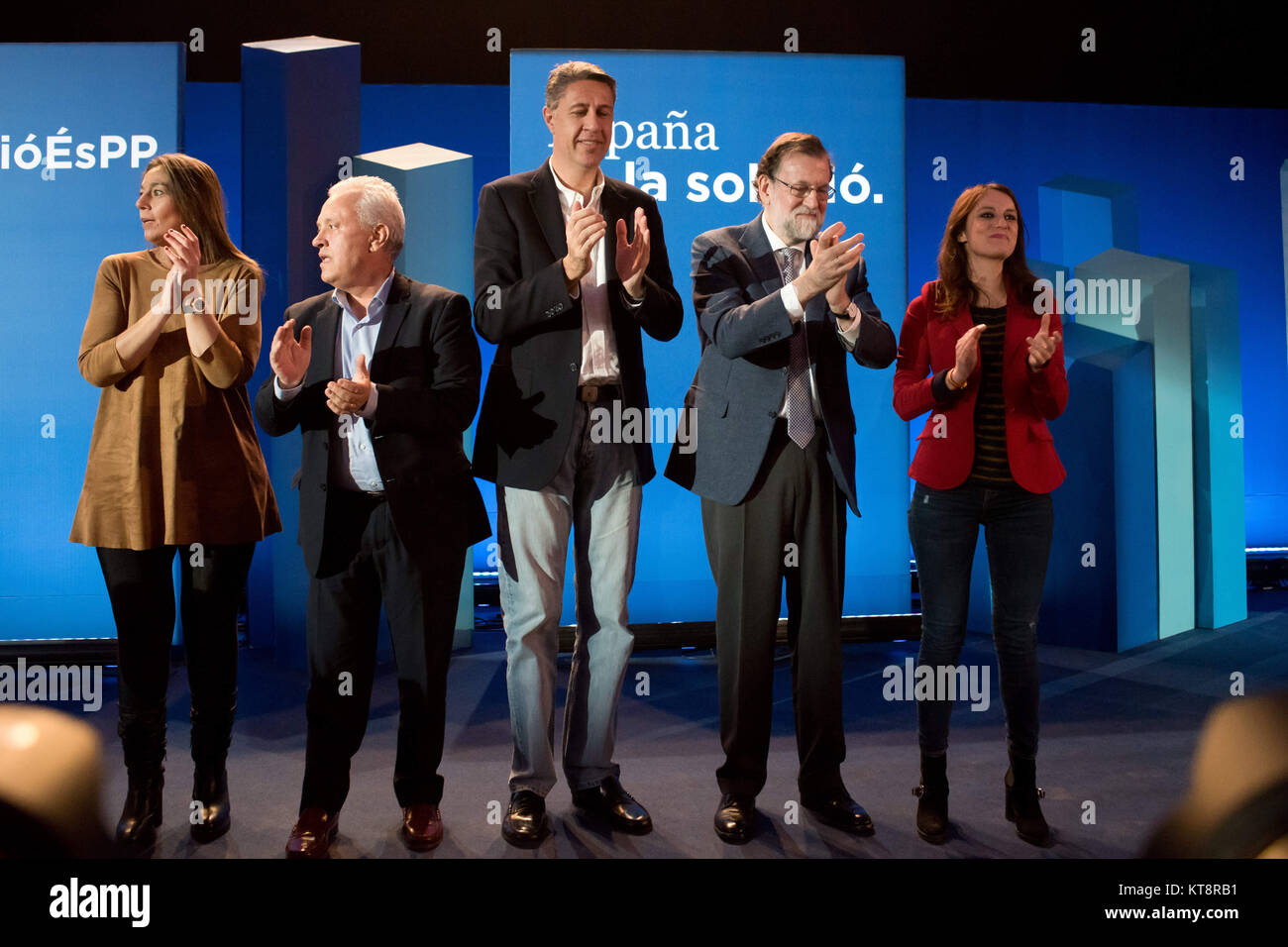 Barcellona, in Catalogna, Spagna. Xix Dec, 2017. Il Primo Ministro spagnolo Mariano Rajoy (seconda a destra) partecipa alla campagna di chiusura riunione del Partido Popular (PPE) a Barcellona per il catalano elezioni regionali tenutosi il 21 dicembre. Credito: Jordi Boixareu/ZUMA filo/Alamy Live News Foto Stock