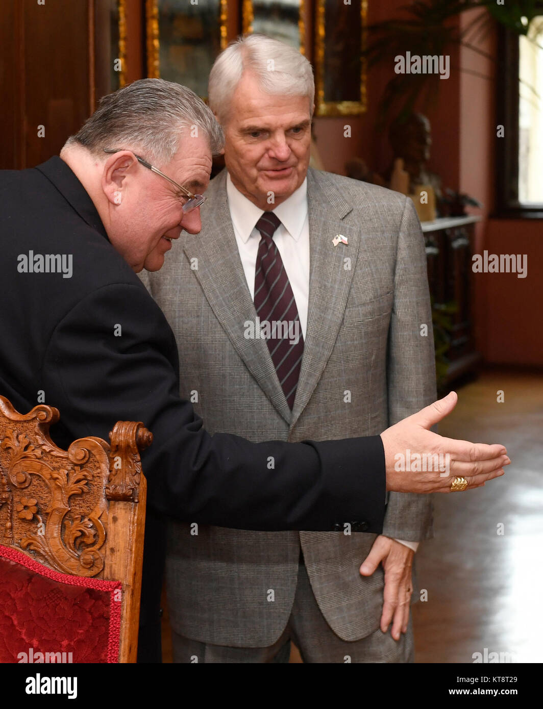 Praga, Repubblica Ceca. 22 Dic, 2017. L'Arcivescovo di Praga Il Cardinale Dominik Duka, sinistra, incontra Stephen B. King, U.S. Ambasciatore a Repubblica Ceca a Praga Repubblica Ceca, Venerdì, 22 dicembre 2017. Credito: Michal Krumphanzl/CTK foto/Alamy Live News Foto Stock