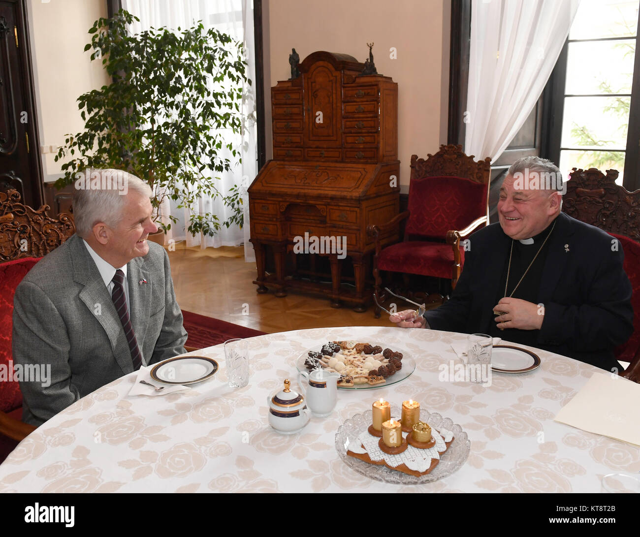 Praga, Repubblica Ceca. 22 Dic, 2017. L'Arcivescovo di Praga Il Cardinale Dominik Duka, destra, incontra Stephen B. King, U.S. Ambasciatore a Repubblica Ceca a Praga Repubblica Ceca, Venerdì, 22 dicembre 2017. Credito: Michal Krumphanzl/CTK foto/Alamy Live News Foto Stock