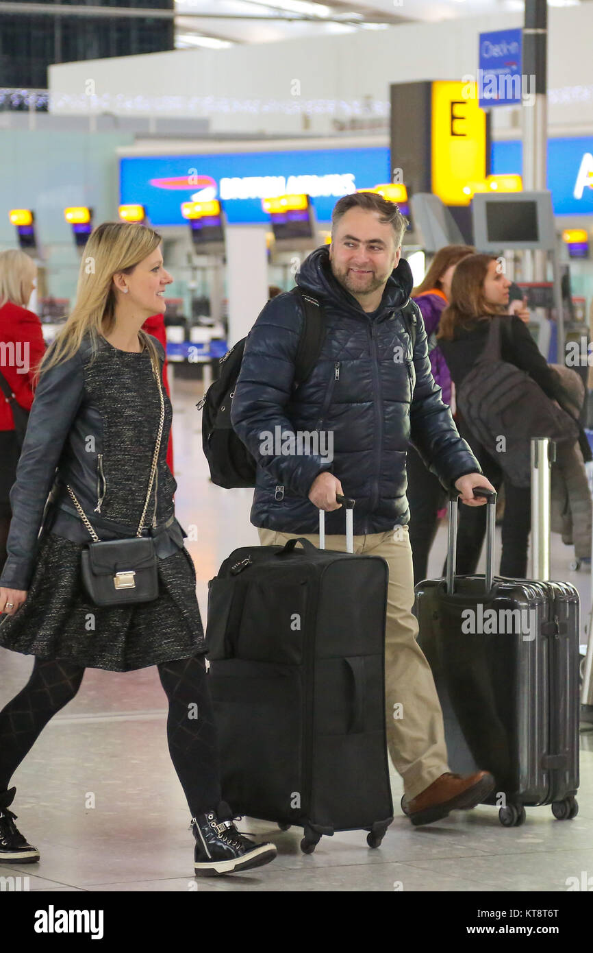 Dall'Aeroporto Heathrow di Londra. Londra, Regno Unito. 22 Dic, 2017. Natale arriva viaggiatori all'Aeroporto Heathrow di Londra come la fuga di Natale inizia, con UK stazioni ferroviarie, aeroporti e autostrade dovrebbe essere molto occupato come persone cominciano le vacanze di Natale. Aeroporto di Londra Heathrow, vedrà oltre 250.000 persone passano attraverso il venerdì 22 dic 2017 - l'equivalente di due al secondo credito: Dinendra Haria/Alamy Live News Foto Stock