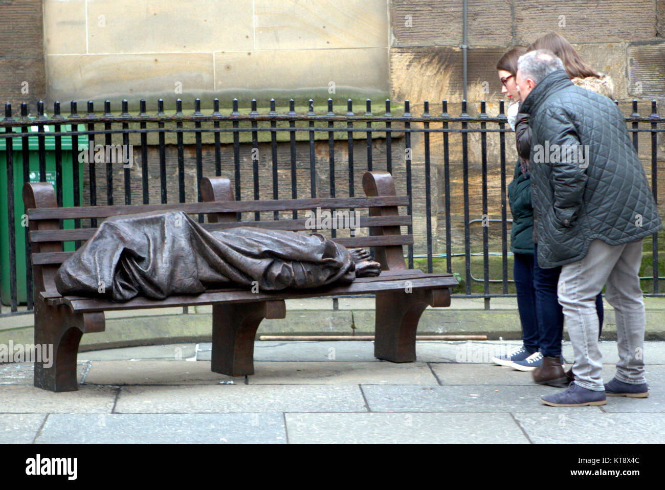 Glasgow, Scozia, 22 dicembre. Il fenomeno dei senzatetto ora un attrazione turistica in città con il nuovo mondo famoso senzatetto Gesù statua in Nelson Mandela luogo e il nuovo theatrics di mendicanti. Credito: gerard ferry/Alamy Live News Foto Stock