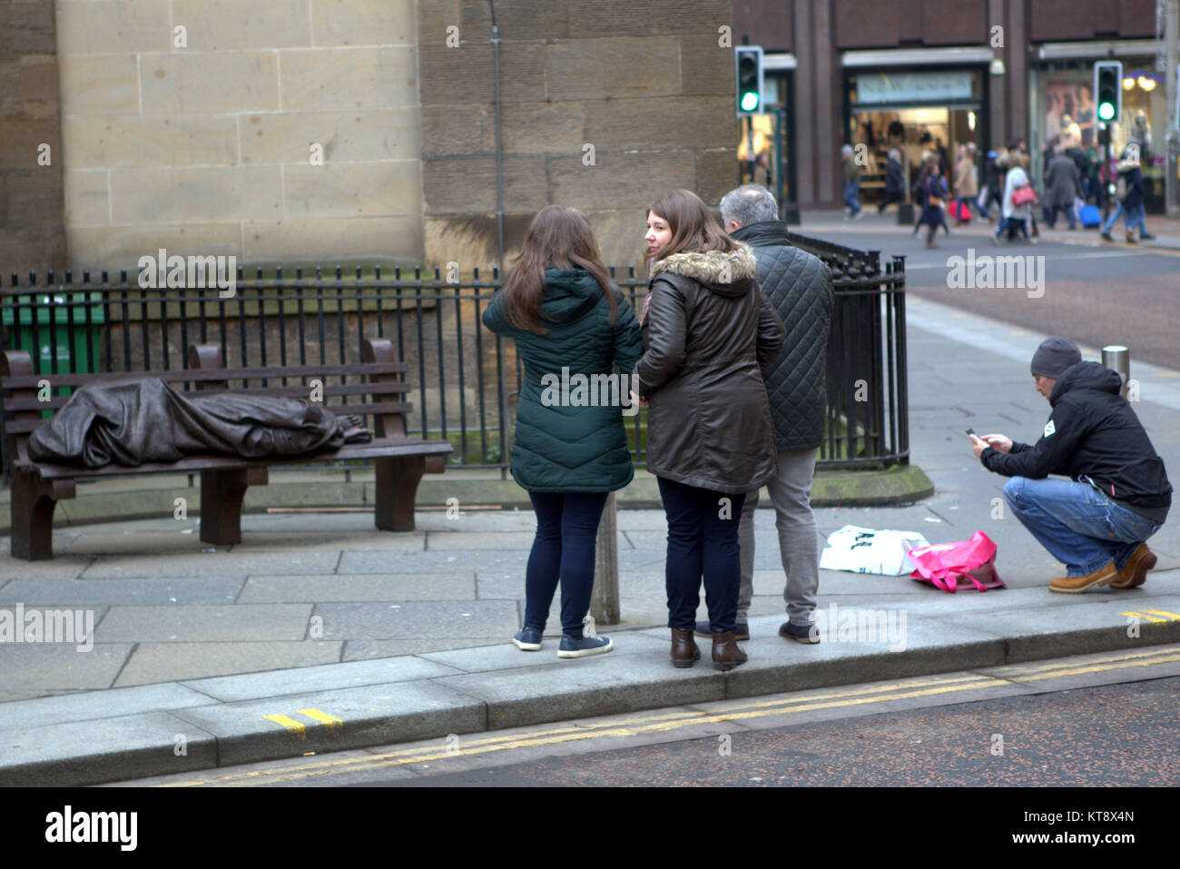 Glasgow, Scozia, 22 dicembre. Il fenomeno dei senzatetto ora un attrazione turistica in città con il nuovo mondo famoso senzatetto Gesù statua in Nelson Mandela luogo e il nuovo theatrics di mendicanti. Credito: gerard ferry/Alamy Live News Foto Stock
