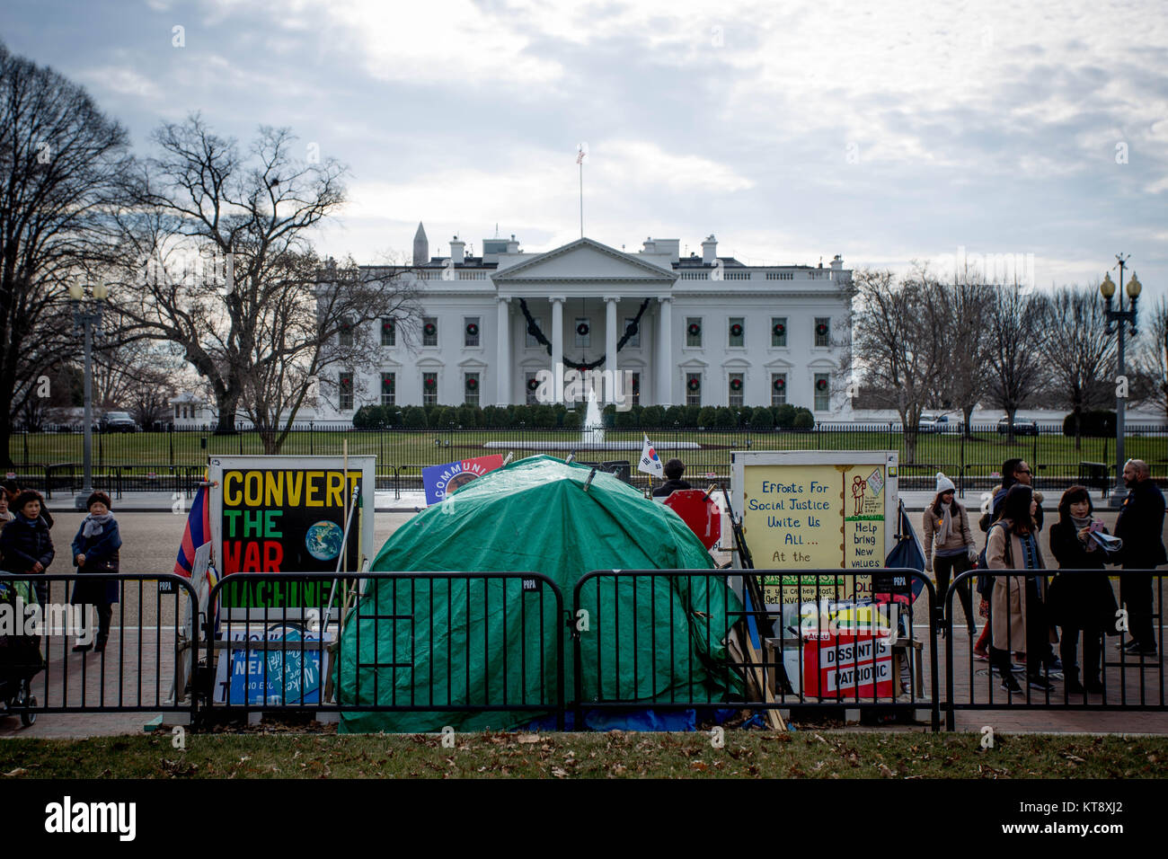 Washington, Stati Uniti d'America. 22 Dic, 2017. I manifestanti visto in Lafayette Park di fronte alla Casa Bianca, Venerdì, 22 dicembre 2017. Credito: Michael Candelori/Alamy Live News Foto Stock