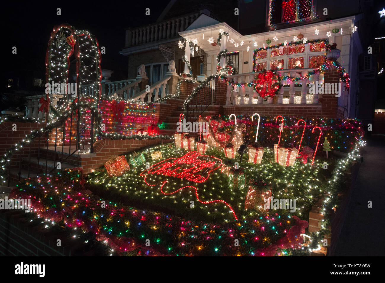 Brooklyn, New York, Stati Uniti d'America. Xxi Dec, 2017. Case in Dyker Heights quartiere di Brooklyn sono visti illuminato con decorazioni di Natale a New York, 21 dicembre 2017. Credito: Erik Pendzich/Alamy Live News Foto Stock