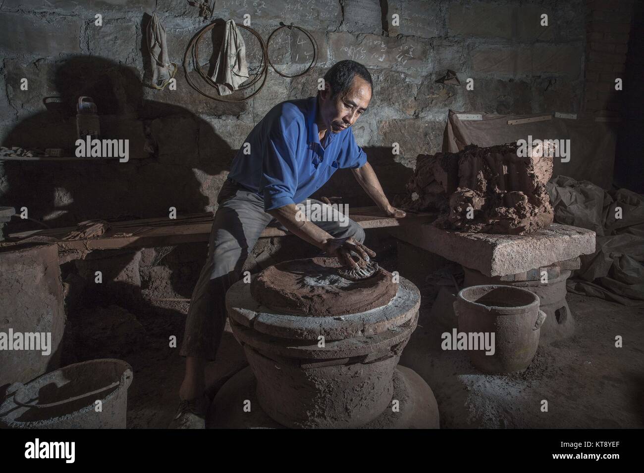 Chongqing Cina. 22 Dic, 2017. Anfu ceramica è realizzato in città Anfu, Rongchang County, a sud-ovest della Cina di Chongqing. Insieme a Yixing ceramica in Jiangsu, Qinzhou ceramica in Guangxi e Jianshui ceramica in Yunnan, essi sono denominati come quattro famosi tipi di ceramiche in Cina. Secondo la documentazione storica, Anfu è stata famosa per la lavorazione ceramica poiché la dinastia Han. Nel 2010, la tecnica di produzione di Anfu ceramica è stato elencato come a livello statale di patrimonio culturale immateriale. Credito: SIPA Asia/ZUMA filo/Alamy Live News Foto Stock