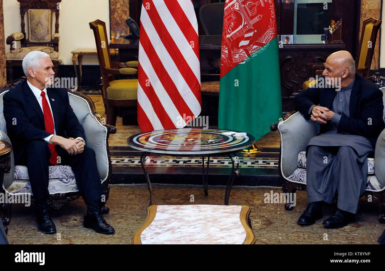 A Kabul, Afghanistan. Xxi Dec, 2017. Stati Uniti Vice Presidente Mike Pence durante un incontro bilaterale con il Presidente afghano Ashraf Ghani presso il President Palace Dicembre 21, 2017 a Kabul, Afghanistan. Pence ha dimostrato il suo sostegno al governo afghano e messo in guardia vicino Pakistan per arrestare ospitanti dei gruppi militanti. Credito: Planetpix/Alamy Live News Foto Stock