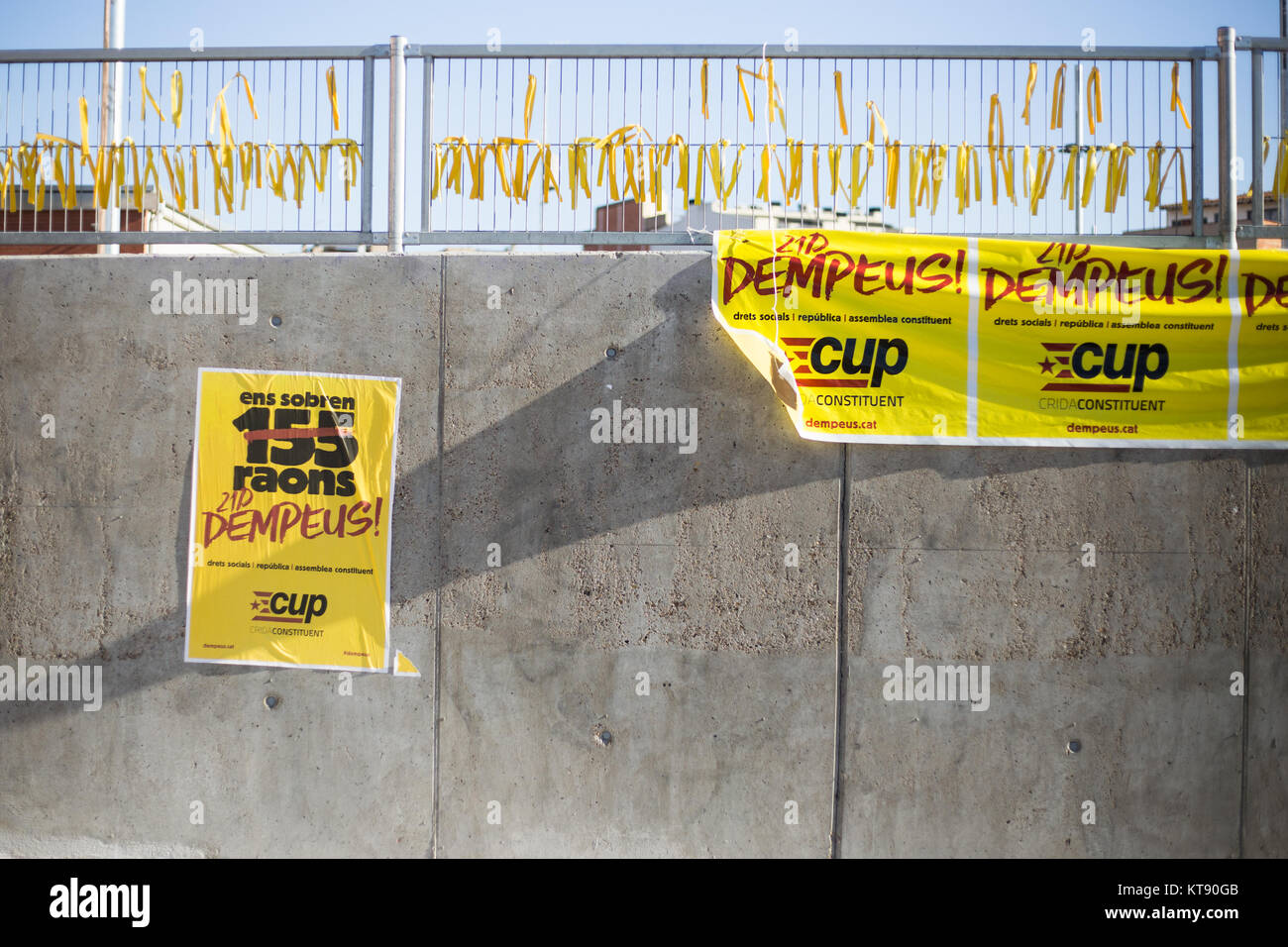 Barcellona, Spagna. 22 Dic, 2017. Alcuni poster di estrema sinistra party 'La coppa' in Sabadell Credito: Luay Albasha/Alamy Live News Foto Stock