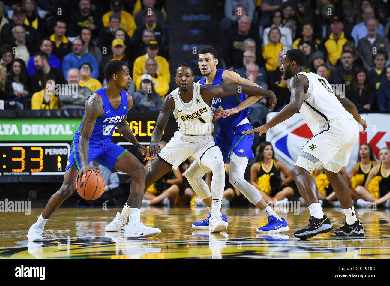 Wichita, Kansas, Stati Uniti d'America. 22 Dic, 2017. Costa del Golfo della Florida aquile guard Brandon Goodwin (0) corre Wichita State Shockers avanti Zach marrone (1) in una schermata come Wichita State Shockers avanti Rashard Kelly (0) si prepara per un interruttore durante il NCAA Pallacanestro tra la costa del Golfo della Florida aquile e Wichita State Shockers a Charles Koch Arena di Wichita, Kansas. Kendall Shaw/CSM/Alamy Live News Foto Stock