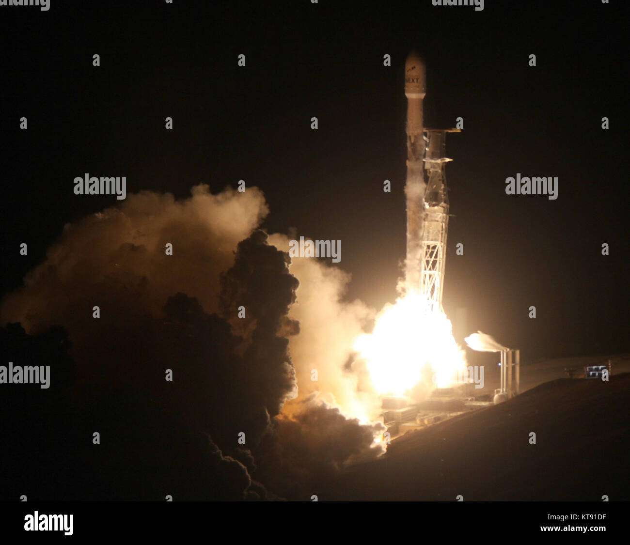 Vandenberg AFB. In California, Stati Uniti d'America. Un precedentemente volato Falcon 9 booster blastoff venerdì dalla base aerea di Vandenberg il razzo è di trasportare 10 nuova generazione di satelliti per le comunicazioni di iridio. Credit: Gene Blevins/ZUMA filo/Alamy Live News Foto Stock