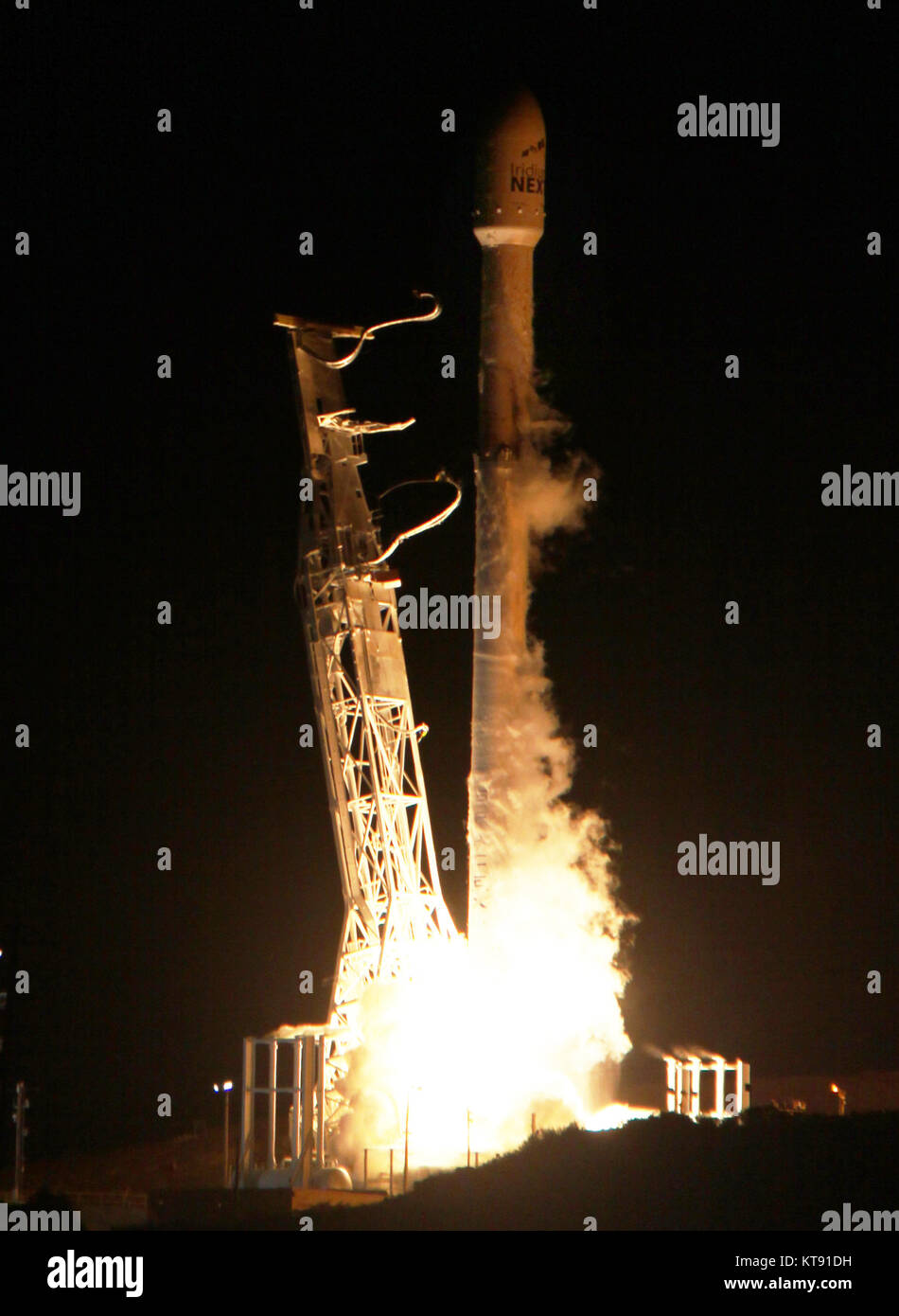 Vandenberg AFB. In California, Stati Uniti d'America. Un precedentemente volato Falcon 9 booster blastoff venerdì dalla base aerea di Vandenberg il razzo è di trasportare 10 nuova generazione di satelliti per le comunicazioni di iridio. Credit: Gene Blevins/ZUMA filo/Alamy Live News Foto Stock