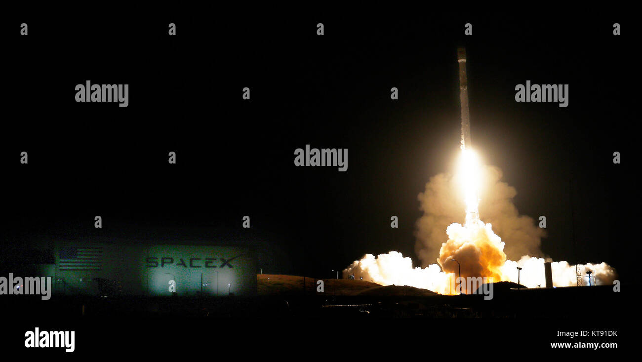 Vandenberg AFB. In California, Stati Uniti d'America. Un precedentemente volato Falcon 9 booster blastoff venerdì dalla base aerea di Vandenberg il razzo è di trasportare 10 nuova generazione di satelliti per le comunicazioni di iridio. Credit: Gene Blevins/ZUMA filo/Alamy Live News Foto Stock