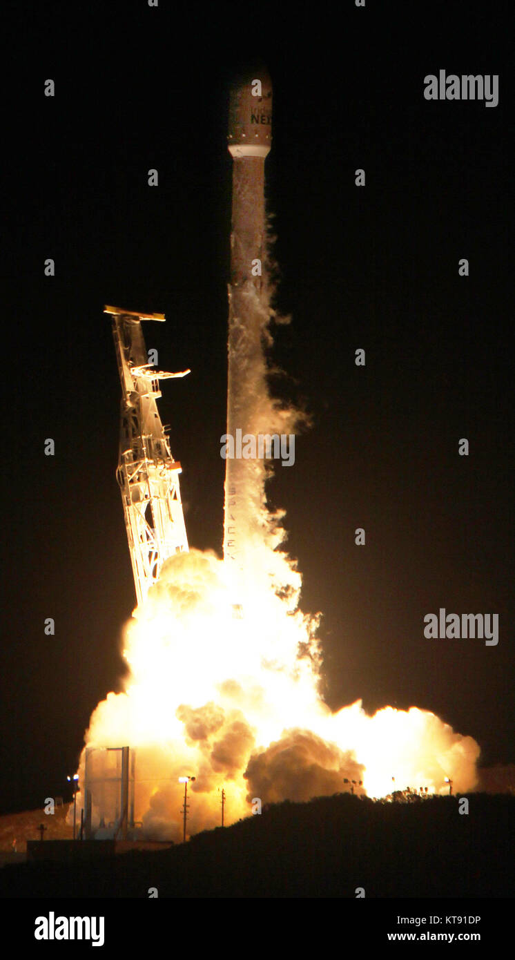 Vandenberg AFB. In California, Stati Uniti d'America. Un precedentemente volato Falcon 9 booster blastoff venerdì dalla base aerea di Vandenberg il razzo è di trasportare 10 nuova generazione di satelliti per le comunicazioni di iridio. Credit: Gene Blevins/ZUMA filo/Alamy Live News Foto Stock