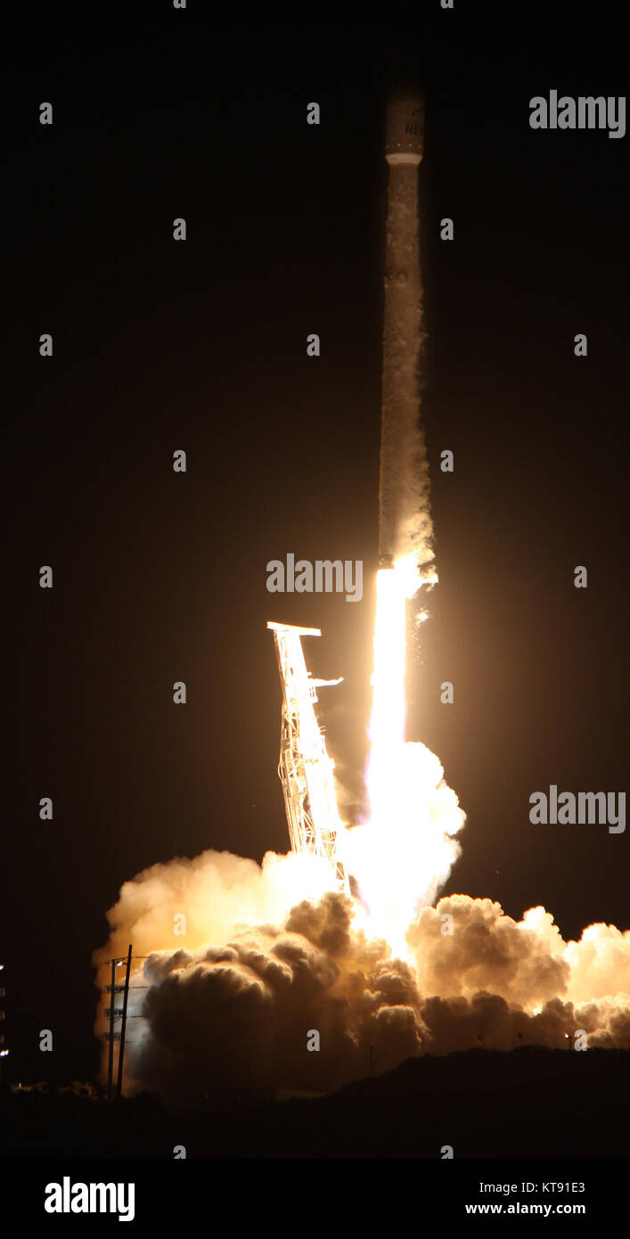 Vandenberg AFB. In California, Stati Uniti d'America. Un precedentemente volato Falcon 9 booster blastoff venerdì dalla base aerea di Vandenberg il razzo è di trasportare 10 nuova generazione di satelliti per le comunicazioni di iridio. Credit: Gene Blevins/ZUMA filo/Alamy Live News Foto Stock