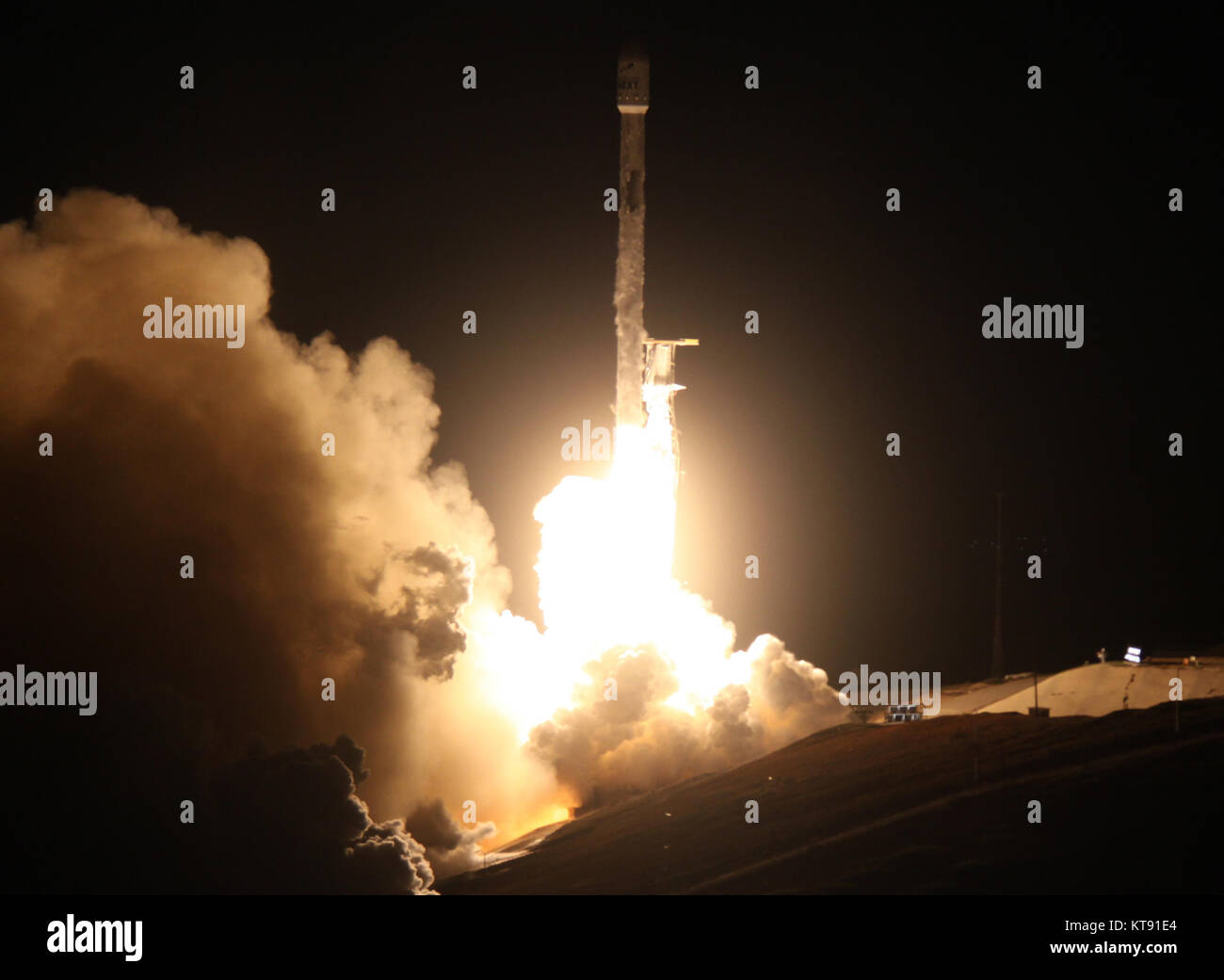 Vandenberg AFB. In California, Stati Uniti d'America. Un precedentemente volato Falcon 9 booster blastoff venerdì dalla base aerea di Vandenberg il razzo è di trasportare 10 nuova generazione di satelliti per le comunicazioni di iridio. Credit: Gene Blevins/ZUMA filo/Alamy Live News Foto Stock