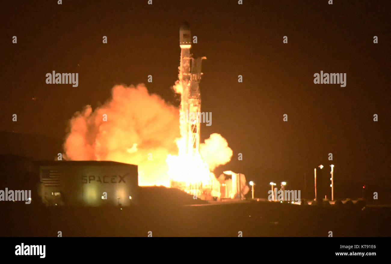 Vandenberg AFB. In California, Stati Uniti d'America. Un precedentemente volato Falcon 9 booster blastoff venerdì dalla base aerea di Vandenberg il razzo è di trasportare 10 nuova generazione di satelliti per le comunicazioni di iridio. Credit: Gene Blevins/ZUMA filo/Alamy Live News Foto Stock