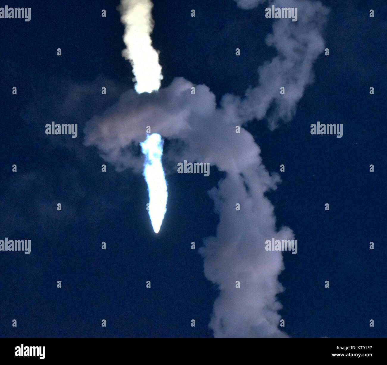 Vandenberg AFB. In California, Stati Uniti d'America. Un precedentemente volato Falcon 9 booster blastoff creando un effetto di alone che si era visto per centinaia di miglia fuori della California centrale per la California del Sud Venerdì dalla base aerea di Vandenberg. Il razzo è di trasportare 10 nuova generazione di satelliti per le comunicazioni di iridio. Credit: Gene Blevins/ZUMA filo/Alamy Live News Foto Stock