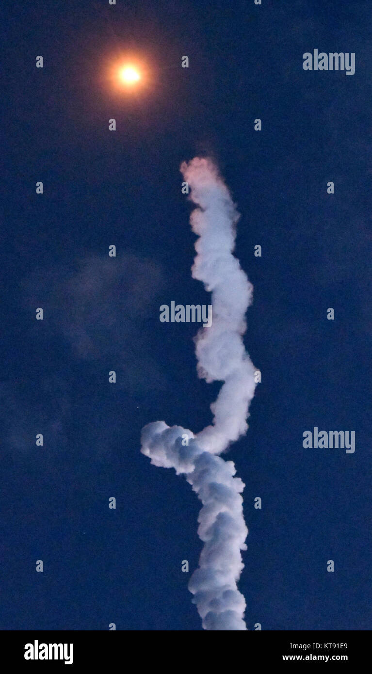 Vandenberg AFB. In California, Stati Uniti d'America. Un precedentemente volato Falcon 9 booster blastoff creando un effetto di alone che si era visto per centinaia di miglia fuori della California centrale per la California del Sud Venerdì dalla base aerea di Vandenberg. Il razzo è di trasportare 10 nuova generazione di satelliti per le comunicazioni di iridio. Credit: Gene Blevins/ZUMA filo/Alamy Live News Foto Stock