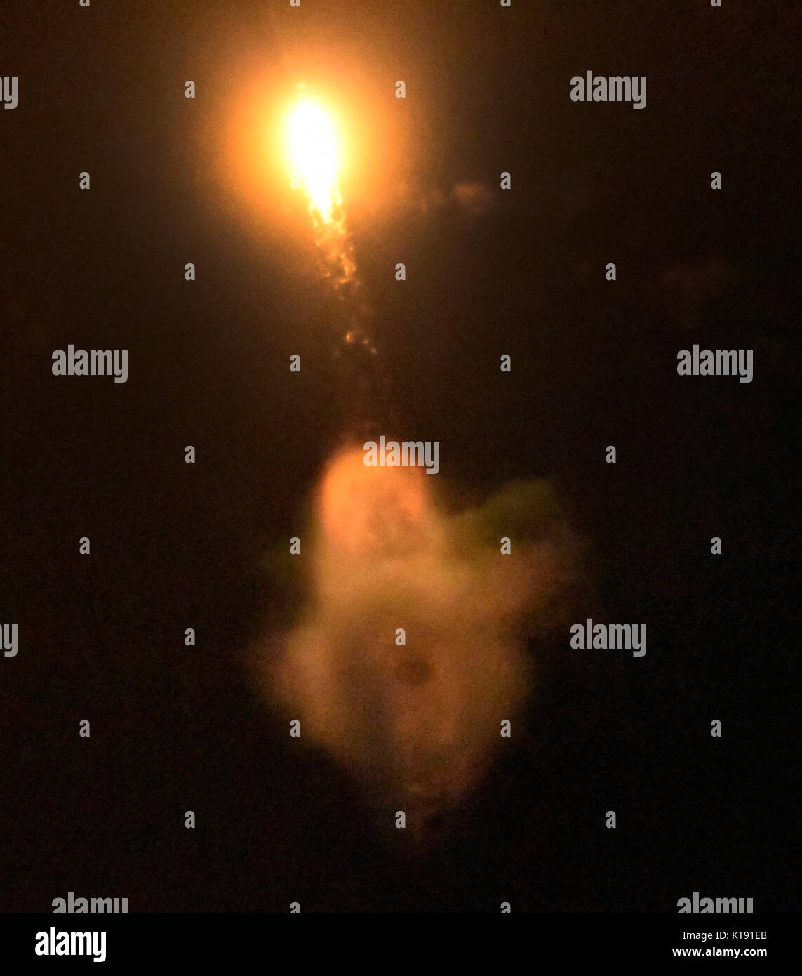 Vandenberg AFB. In California, Stati Uniti d'America. Un precedentemente volato Falcon 9 booster blastoff creando un effetto di alone che si era visto per centinaia di miglia fuori della California centrale per la California del Sud Venerdì dalla base aerea di Vandenberg. Il razzo è di trasportare 10 nuova generazione di satelliti per le comunicazioni di iridio. Credit: Gene Blevins/ZUMA filo/Alamy Live News Foto Stock