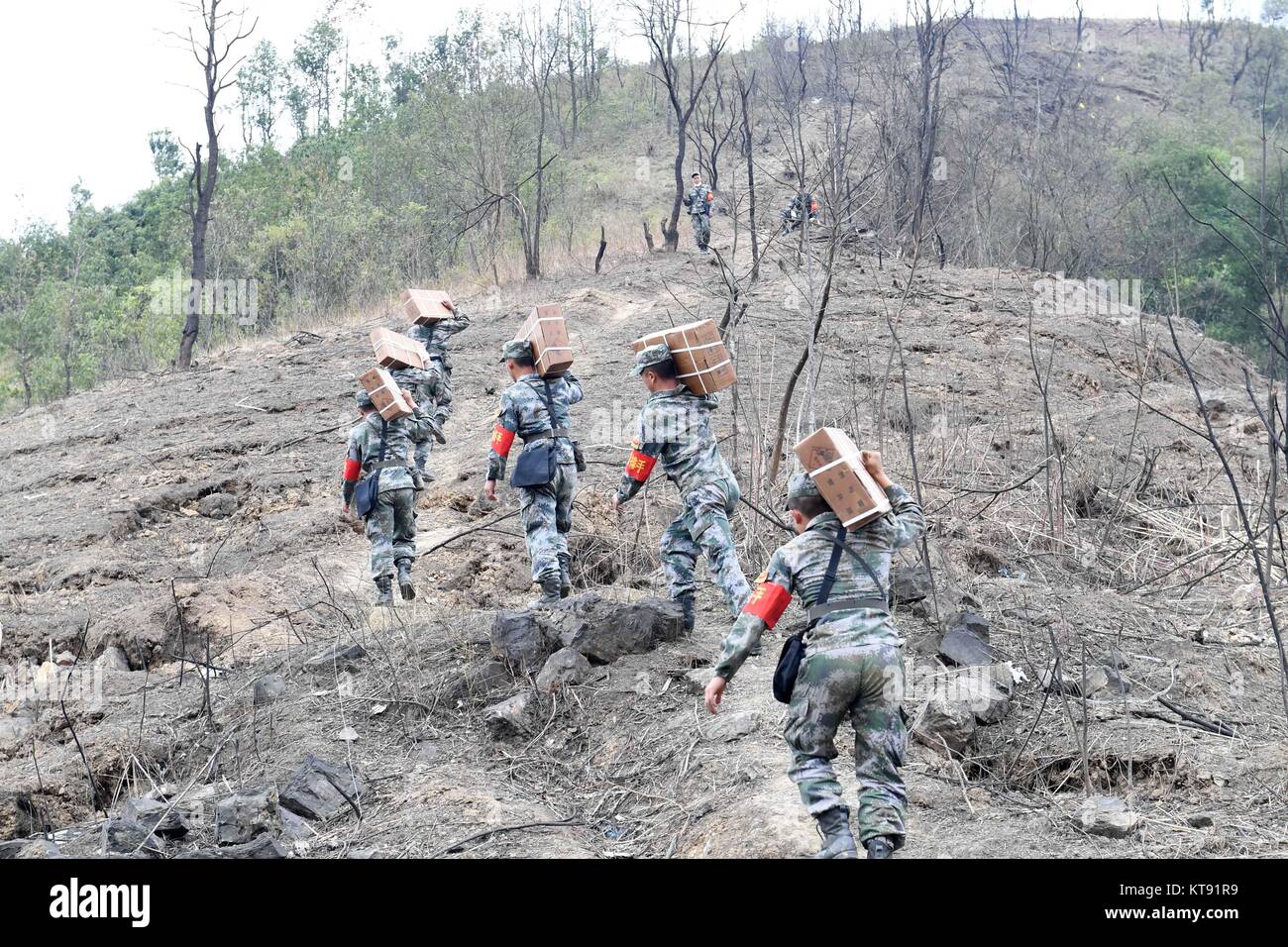 Jingxi. 27 Nov, 2017. Soldati cinesi a prepararsi per le operazioni di brillamento per cancellare le piante prima della rimozione delle mine terrestri gli sforzi nella sezione di Guangxi lungo il confine China-Vietnam nel sud della Cina di Guangxi Zhuang Regione autonoma, Dic 22, 2017. Soldati cinesi hanno iniziato la loro nuova mina-missione di spazzamento lungo il confine China-Vietnam su nov. 27, 2017, coprendo 2,05 milioni di metri quadrati in 53 siti vicino al confine di Guangxi. Credito: Zhou Hua/Xinhua/Alamy Live News Foto Stock