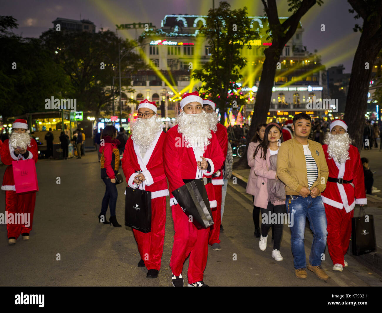 Immagini Di Uomini Vestiti Da Babbo Natale.Hanoi Hanoi Vietnam 23 Dic 2017 Il Vietnamita Uomini Vestiti Da Babbo Natale A Piedi Attraverso Una Vacanza Fiera Di Strada Nel Quartiere Vecchio Di Hanoi Le Attivita Commerciali E Di Regalo