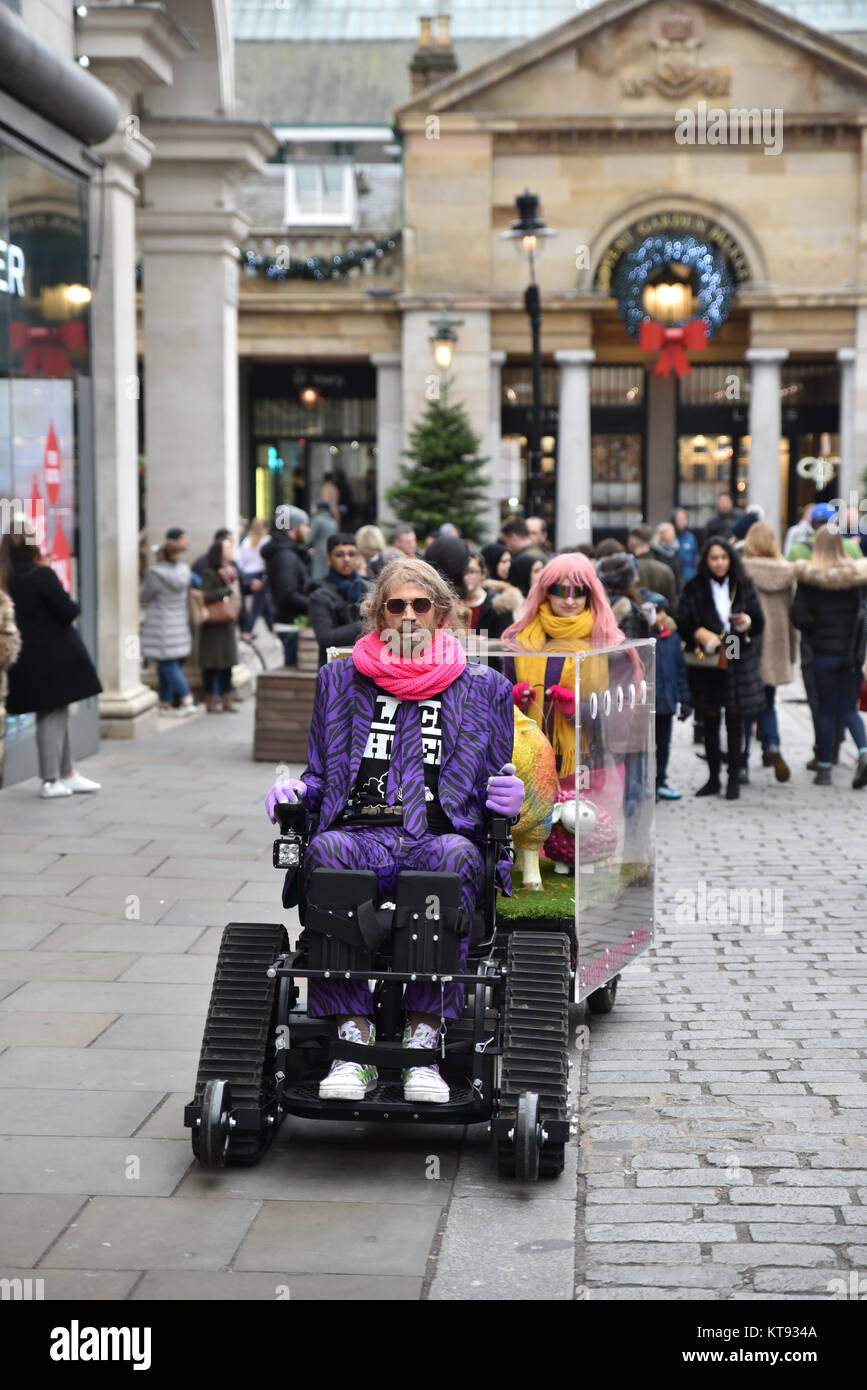 Il Covent Garden di Londra, Regno Unito. 23 Dic, 2017. Pecore per presidente stunt in Covent Garden. Descritto sul suo sito web come "il pastore è un essere umano, qualcuno come voi, ma molto più saggio. Il suo più grande successo nella vita è stata padroneggiare l'arte di non dare una battenti f*ck. Egli è un visionario, un matematico, un coltivatore, un commerciante, una procedura guidata o ciò che alcuni potrebbero chiamare "l'artista". Il pastore, un early adopter Bitcoin, visionario e realtà virtuale psichiatra sarà molto probabilmente donazione di 1 milione di euro in Bitcoin a qualcuno abbastanza presto. Forse sei tu! Credito: Matteo Chattle/Alamy Live News Foto Stock