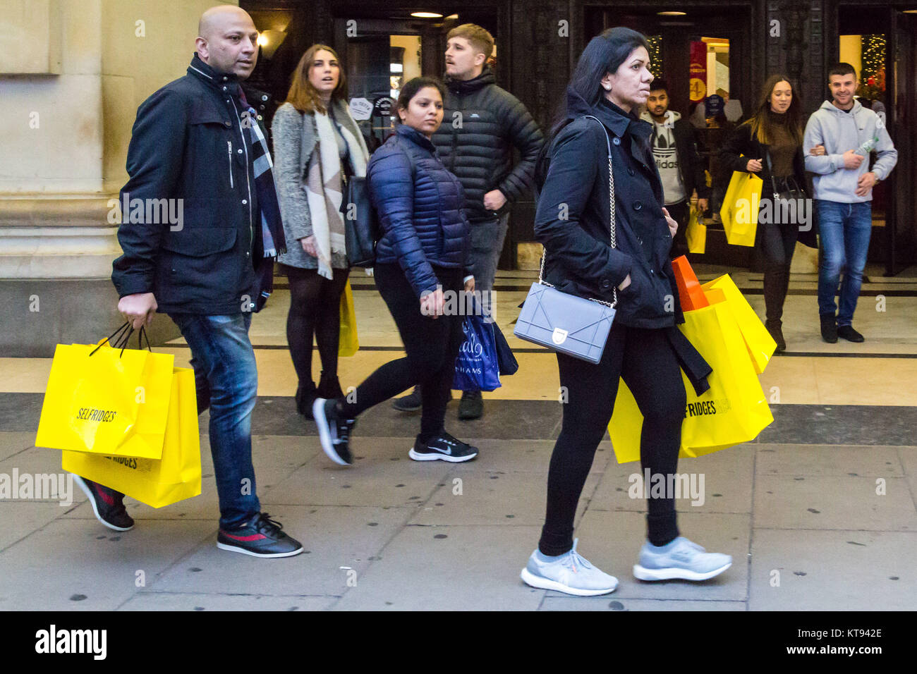 Londra, Regno Unito. 23 Dic, 2017. Shoppers folla londinese di Oxford Street sulla seconda ultimo shopping giorni prima di Natale, con molti negozi ora offre fino al 70% di sconto come essi spingono a fare le loro previsioni di vendita. Credito: Paolo Davey/Alamy Live News Foto Stock