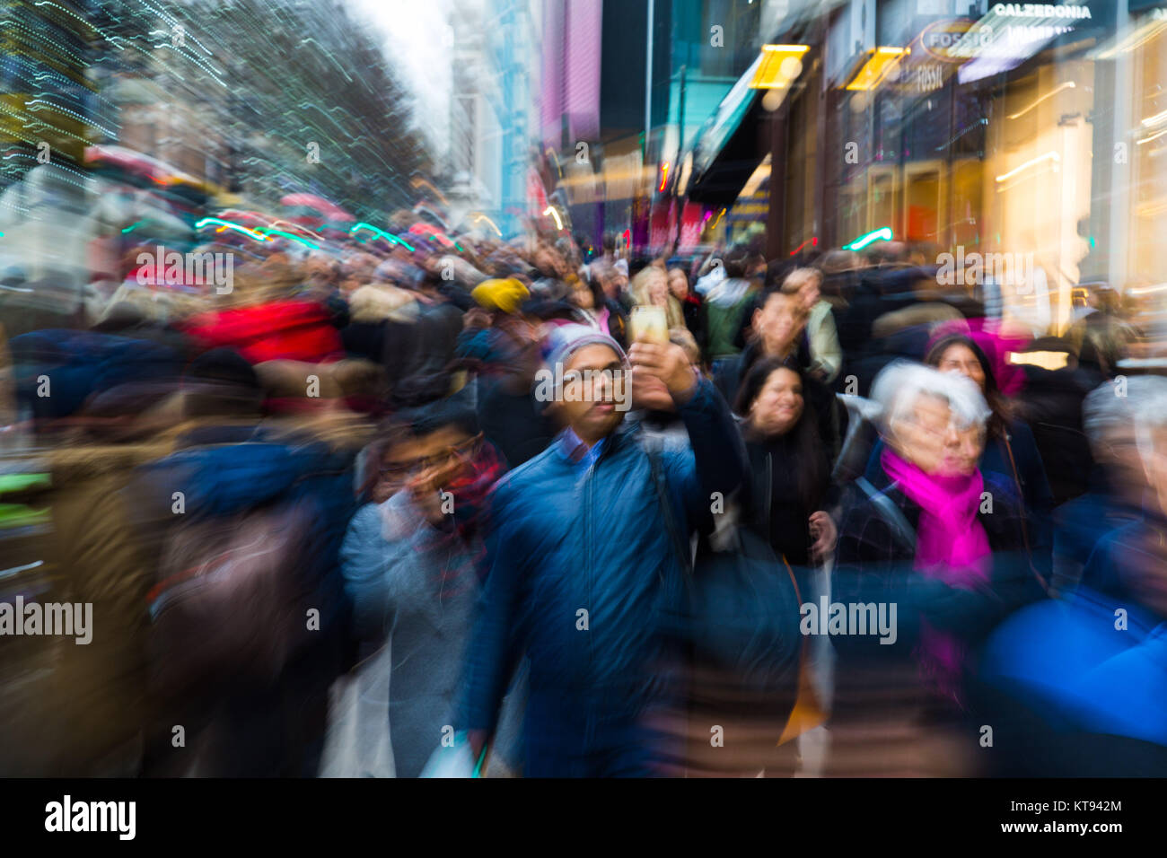 Londra, Regno Unito. 23 Dic, 2017. Shoppers folla londinese di Oxford Street sulla seconda ultimo shopping giorni prima di Natale, con molti negozi ora offre fino al 70% di sconto come essi spingono a fare le loro previsioni di vendita. Credito: Paolo Davey/Alamy Live News Foto Stock