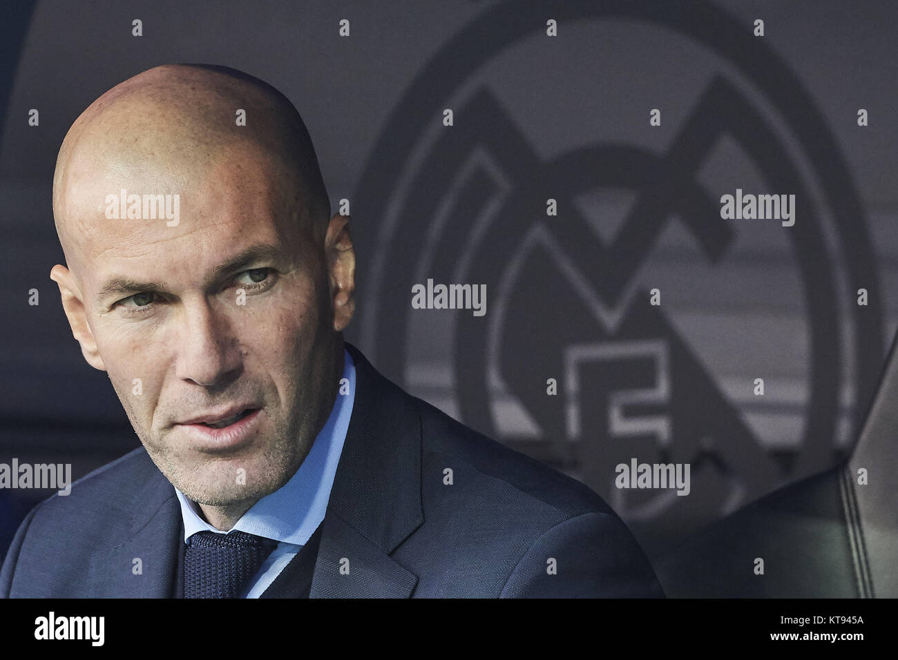 Madrid, Spagna. 23 Dic, 2017. Zinedine Zidane (pullman; Real Madrid) in azione durante la Liga match tra Real Madrid e Barcellona a Santiago Bernabeu il 23 dicembre 2017 a Madrid (credito Immagine: © Jack Abuin via ZUMA filo) Foto Stock