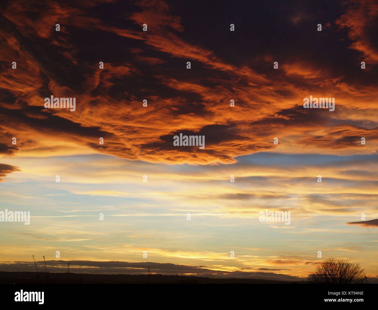 Newcastle Upon Tyne, 23 Dic, 2017, UK Meteo. Una drammatica cloudscape stagliano da una regolazione del sole sopra la bocca del fiume Tyne a Tynemouth, North Tyneside. Credito: James Walsh Alamy/Live News Foto Stock