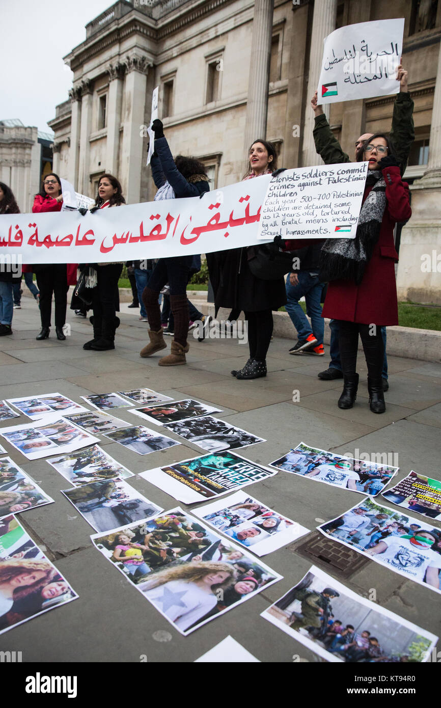 Londra, Regno Unito. 23 Dic, 2017. Gli attivisti Pro-Palestinian protesta in Trafalgar Square per chiedere la liberazione dalle autorità israeliane di membri della famiglia Tamimi, in particolare 16-anno-vecchio Ahed femmina Tamimi, dal villaggio di Nabi Saleh in Cisgiordania. Ahed Tamimi è stato arrestato dai soldati israeliani durante un raid su la sua famiglia a casa alle 4 del mattino del 19 dicembre. Ahed della madre, Nariman, cugino e Nour sono anche stati incarcerati. Credito: Mark Kerrison/Alamy Live News Foto Stock