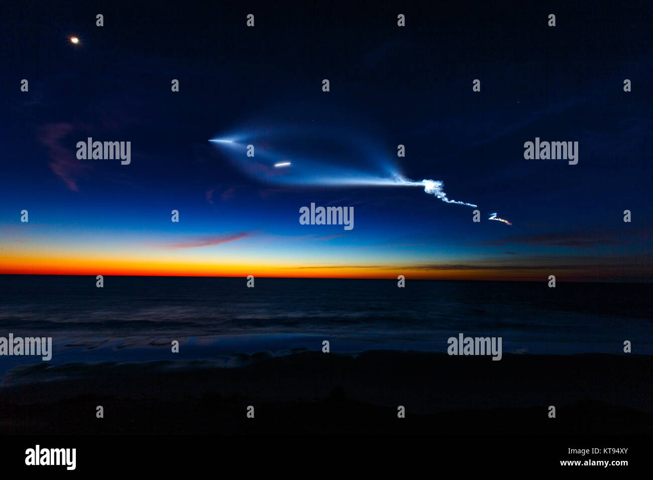 Del Mar, California, Stati Uniti d'America. 22 Dic, 2017. Vista da Del Mar, CA, un SpaceX Falcon 9 rocket trasporta 10 satelliti per le comunicazioni si illumina il Southern California cielo sopra l'Oceano Pacifico. Lanciato dalla base aerea di Vandenberg a circa 5:30 pm, i satelliti si uniranno iridio del prossimo sistema, che comprenderà anche 81 satelliti. Il lancio è la quarta delle dieci programmate da SpaceX ed era visibile da tutta la California del Sud. Foto: Mark Johnson/Ironstring Credito: Ironstring/Alamy Live News Foto Stock