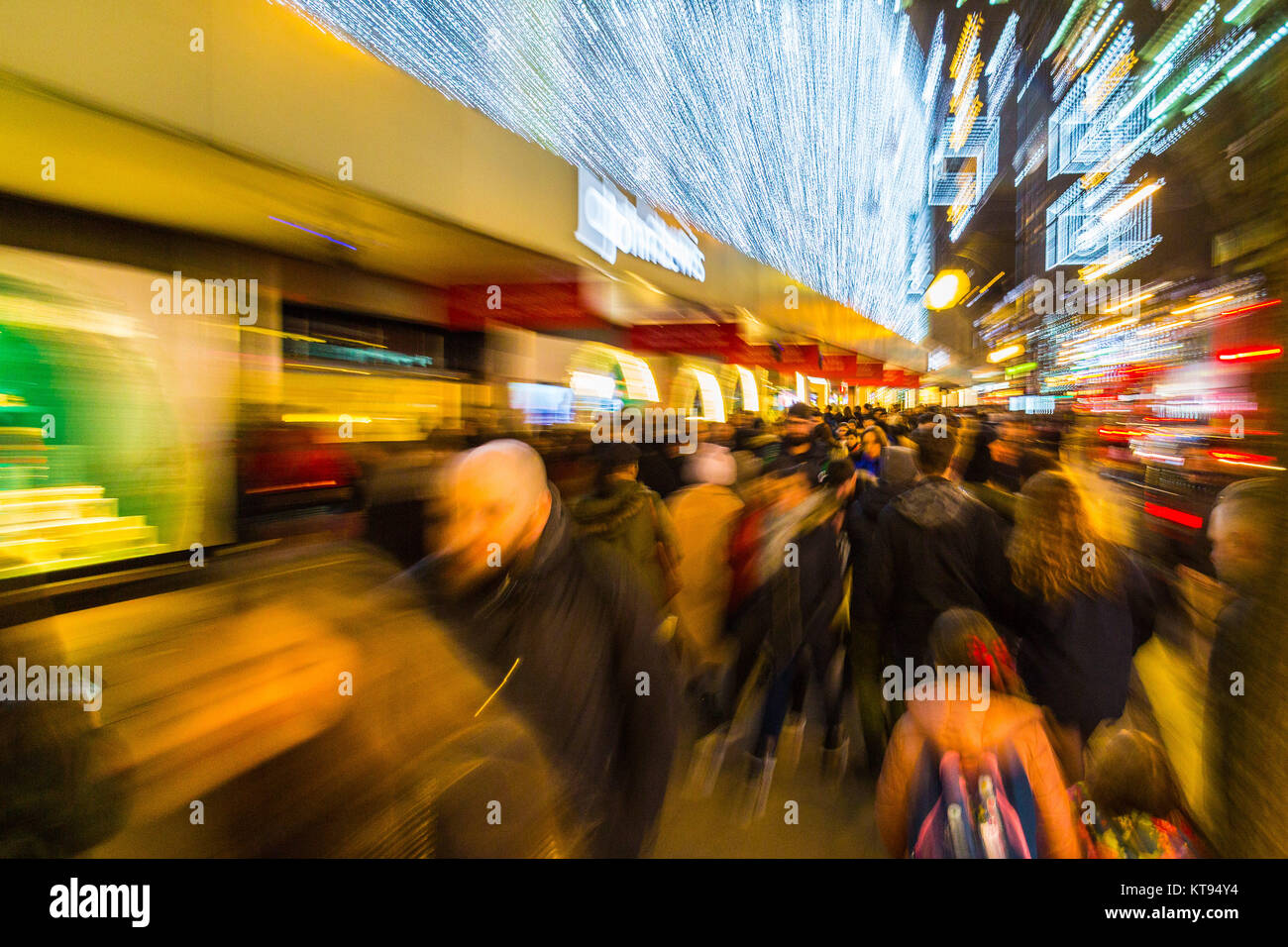 Londra, Regno Unito. 23 Dic, 2017. Shoppers folla londinese di Oxford Street sulla seconda ultimo shopping giorni prima di Natale, con molti negozi ora offre fino al 70% di sconto come essi spingono a fare le loro previsioni di vendita. Credito: Paolo Davey/Alamy Live News Foto Stock