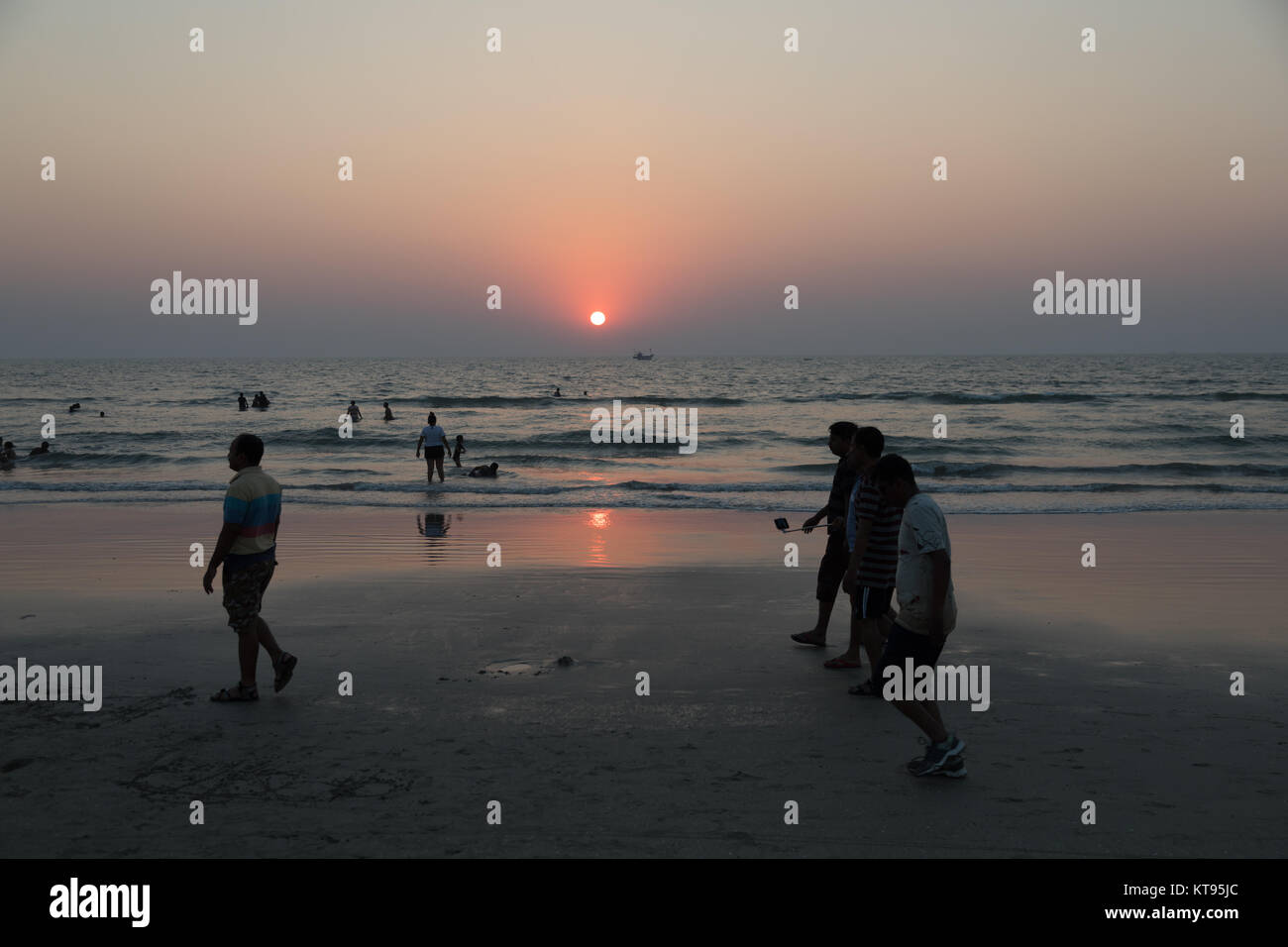 Benaulim, India. 23 Dic, 2017. Benaulim beach, Goa, India. Sabato 23 dicembre 2017. Meteo Goa: Beauiful tramonto a Benaulim beach in Goa Sud come turisti si riuniscono in Goa per il fine settimana di Natale. Temperatura intorno a 32 gradi di giorno con pernottamento minimo di 18 gradi. Credito: WansfordPhoto/Alamy Live News Foto Stock