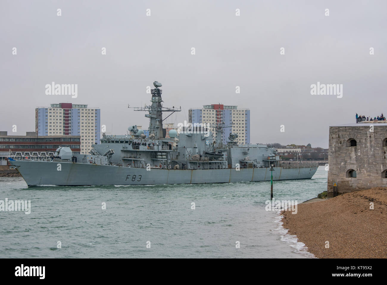 Portsmouth, Regno Unito. 23 Dic, 2017. Royal Navy si diparte warship Portsmouth per Natale pattuglia di sicurezza. HMS St Albans è la flotta pronta Escort e è di pattuglia nelle acque del Regno Unito nel corso del periodo di vacanza. Credito: Neil Watkin/Alamy Live News Foto Stock