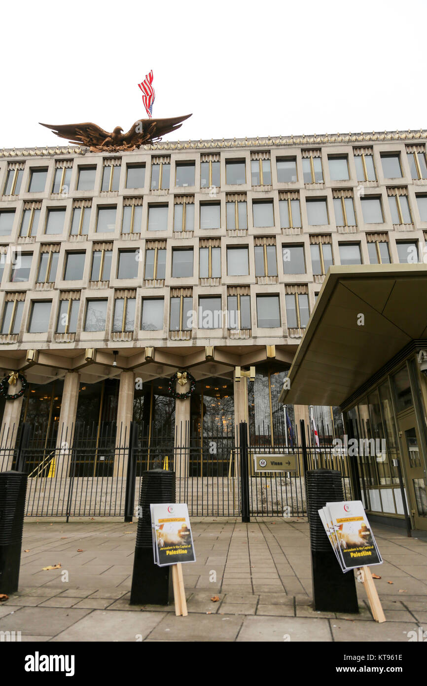 Londra, Regno Unito. 23 dicembre 2017. I dimostranti espongono cartelli fuori dall'ambasciata degli Stati Uniti. L'architettura distintiva dell'ambasciata, la scultura dell'aquila dorata e la bandiera americana sono visibili sopra i segni di protesta. La scena riflette l'espressione pubblica di fronte a un grande edificio diplomatico. Protesta al di fuori dell’ambasciata americana condannando la dichiarazione di Donald Trump di “riconoscimento” di Gerusalemme come capitale di Israele. 23 dicembre 2017. Crediti: Penelope Barritt/Alamy Live News Foto Stock