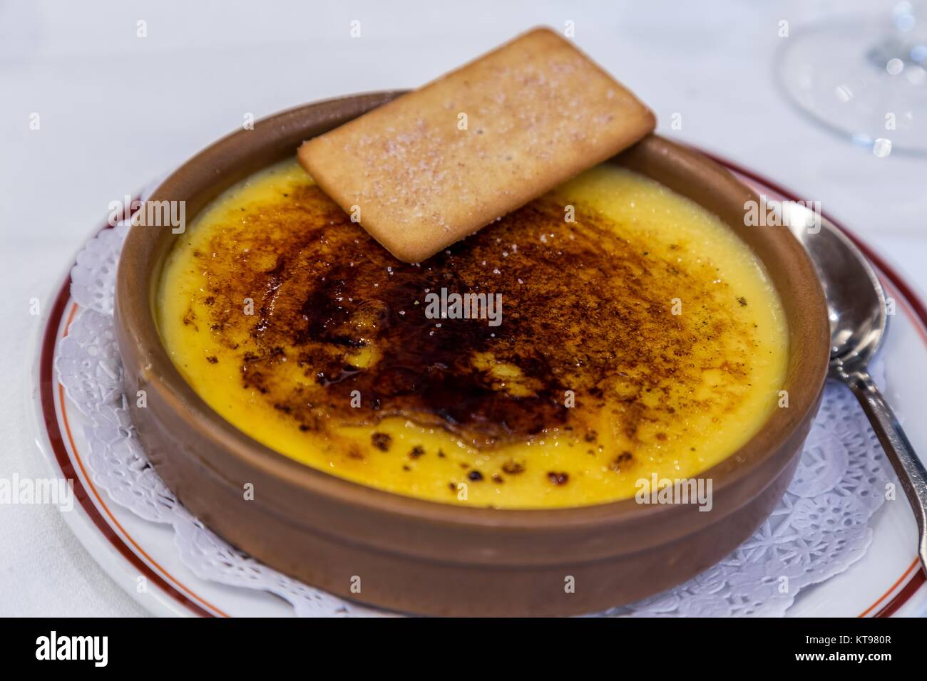 Tipico spagnolo dolce con crema catalana Foto stock - Alamy