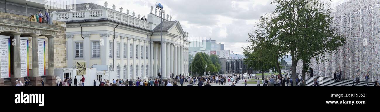 Panorama, Fridiricianum a sinistra e a destra documenta 14 Installazione artistica Pantheon di Booky da Marta Minujin su Friedrich Square a Kassel , 22.8.2017 | Utilizzo di tutto il mondo Foto Stock