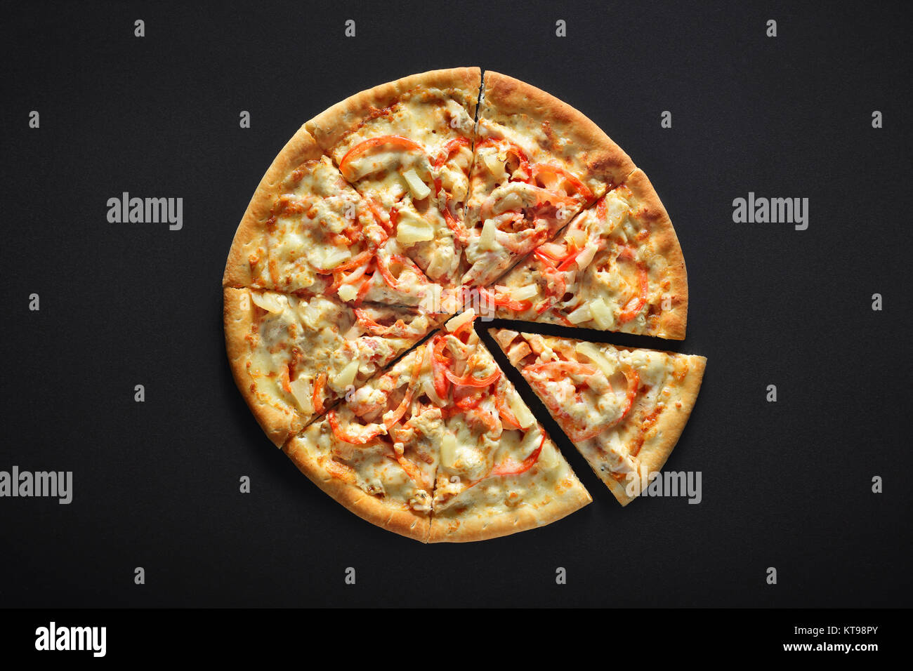 Hawaiian pizza isolato nero su sfondo di pietra Foto Stock