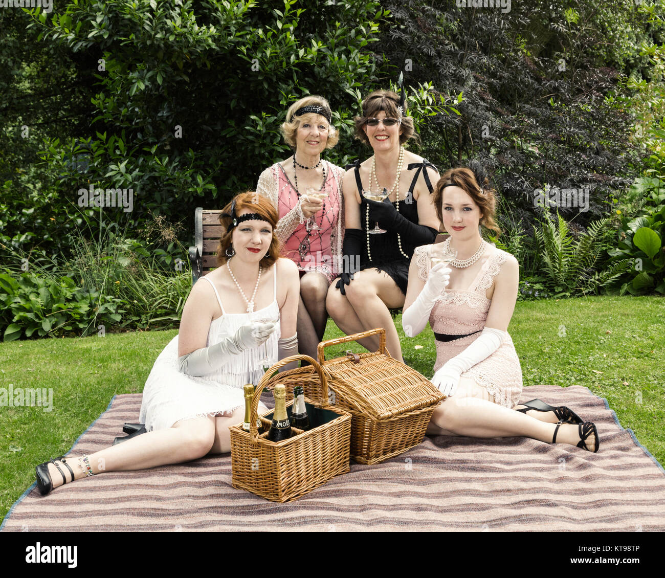 Anni Trenta con giardino in stile picnic con periodo abbigliamento Foto Stock