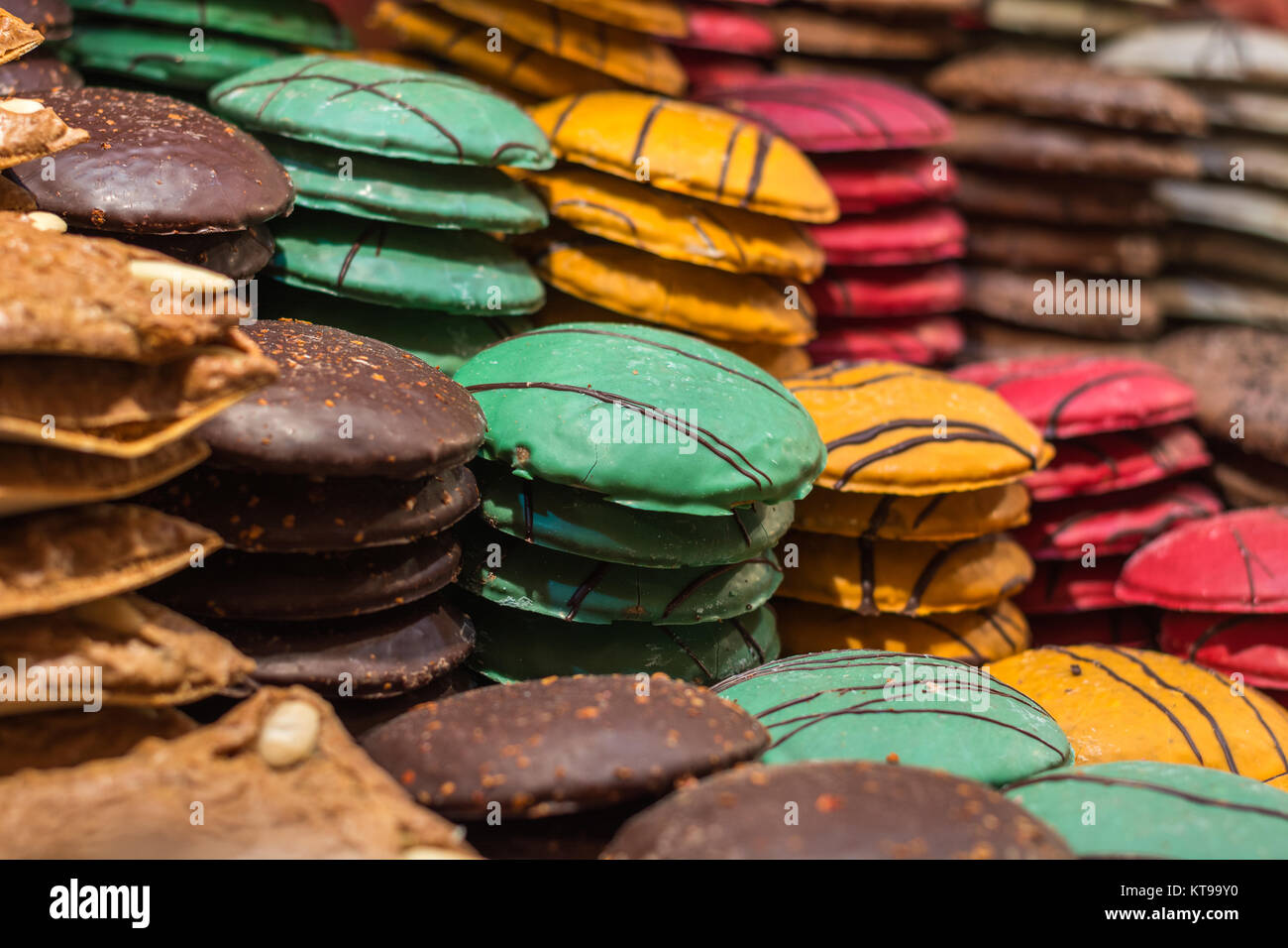 Pile di Norimberga panpepato in diversi colori al mercato di Natale close up Foto Stock