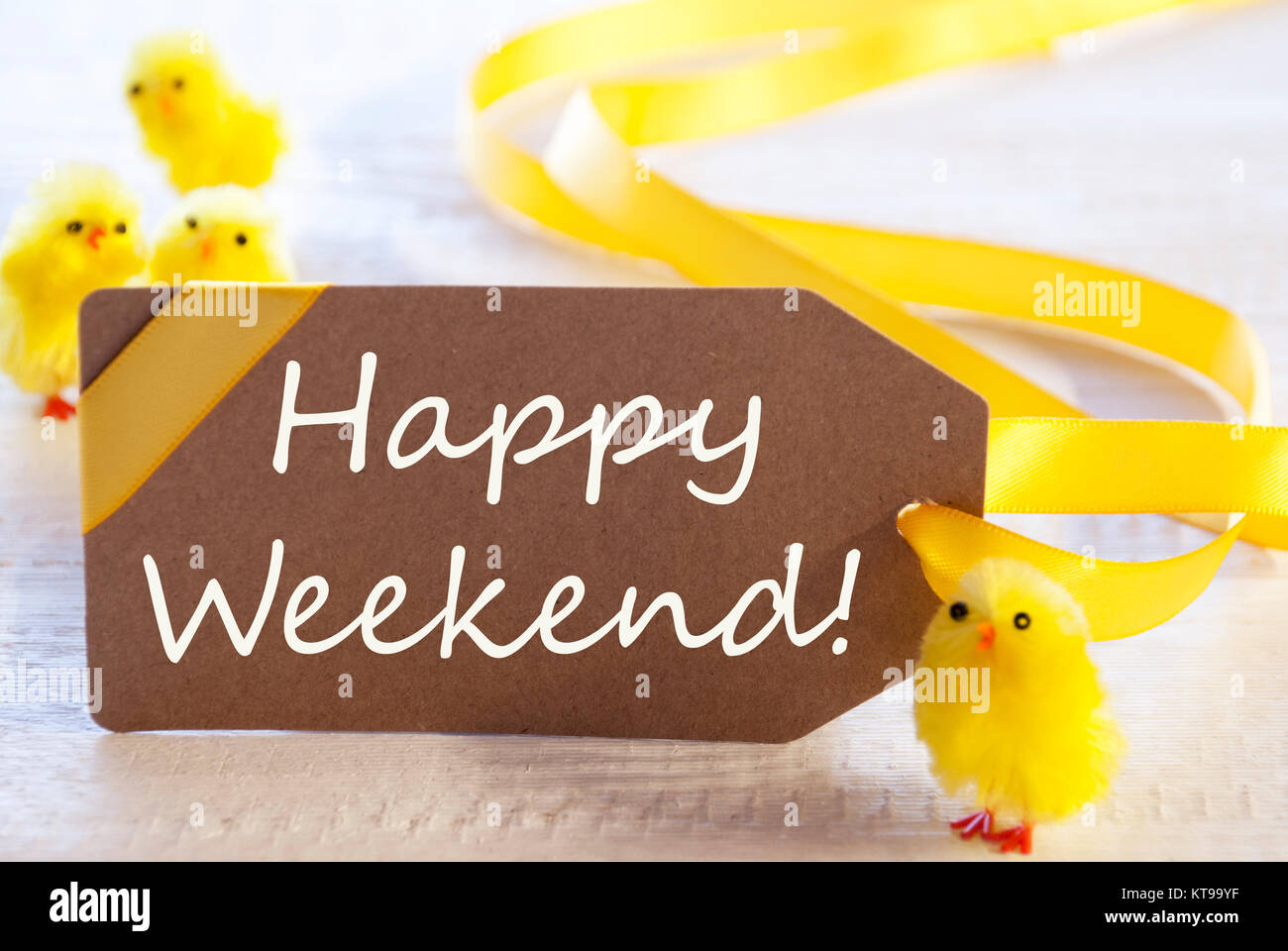 Etichetta con testo in inglese Happy Weekend. Decorazione di pasqua come pulcini. Bianco sullo sfondo di legno. Card per i migliori auguri di Buon Natale Foto Stock