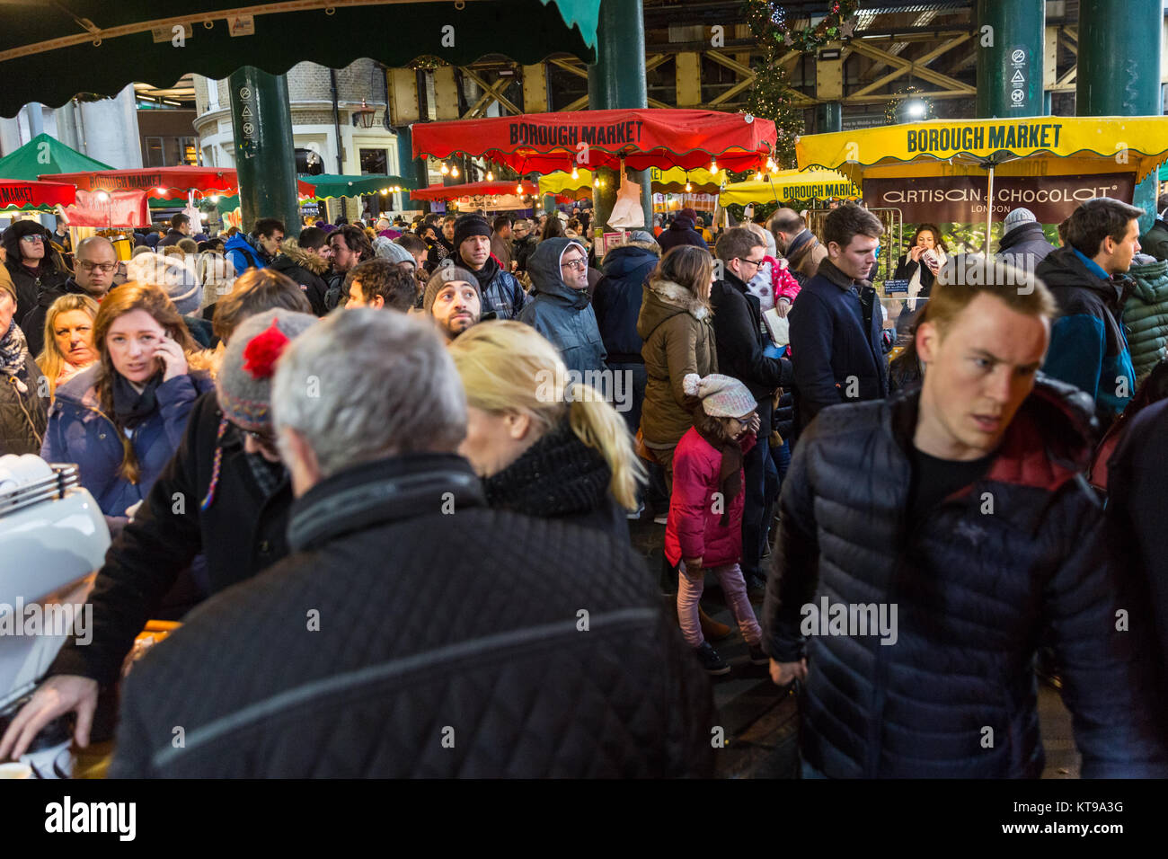 La folla nel mercato di Borough, people shopping e la navigazione nel mercato sale, Southwark, Londra, Regno Unito Foto Stock