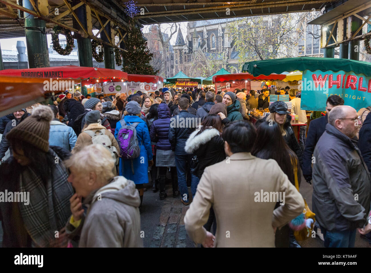 La folla nel mercato di Borough, people shopping e la navigazione nel mercato sale, Southwark, Londra, Regno Unito Foto Stock