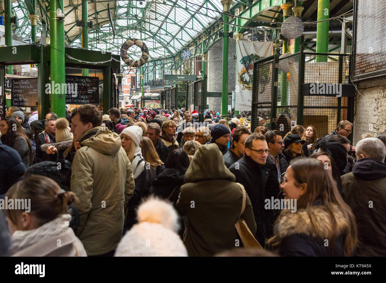 La folla nel mercato di Borough, people shopping e la navigazione nel mercato sale, Southwark, Londra, Regno Unito Foto Stock