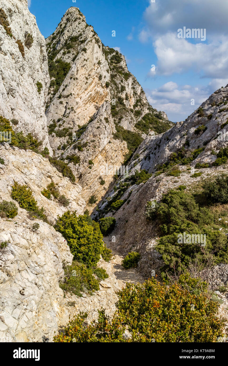 Alpilles calcare la gamma della montagna vicino a Saint Remy de Provence, Bouches-du-Rhône, Francia. Foto Stock