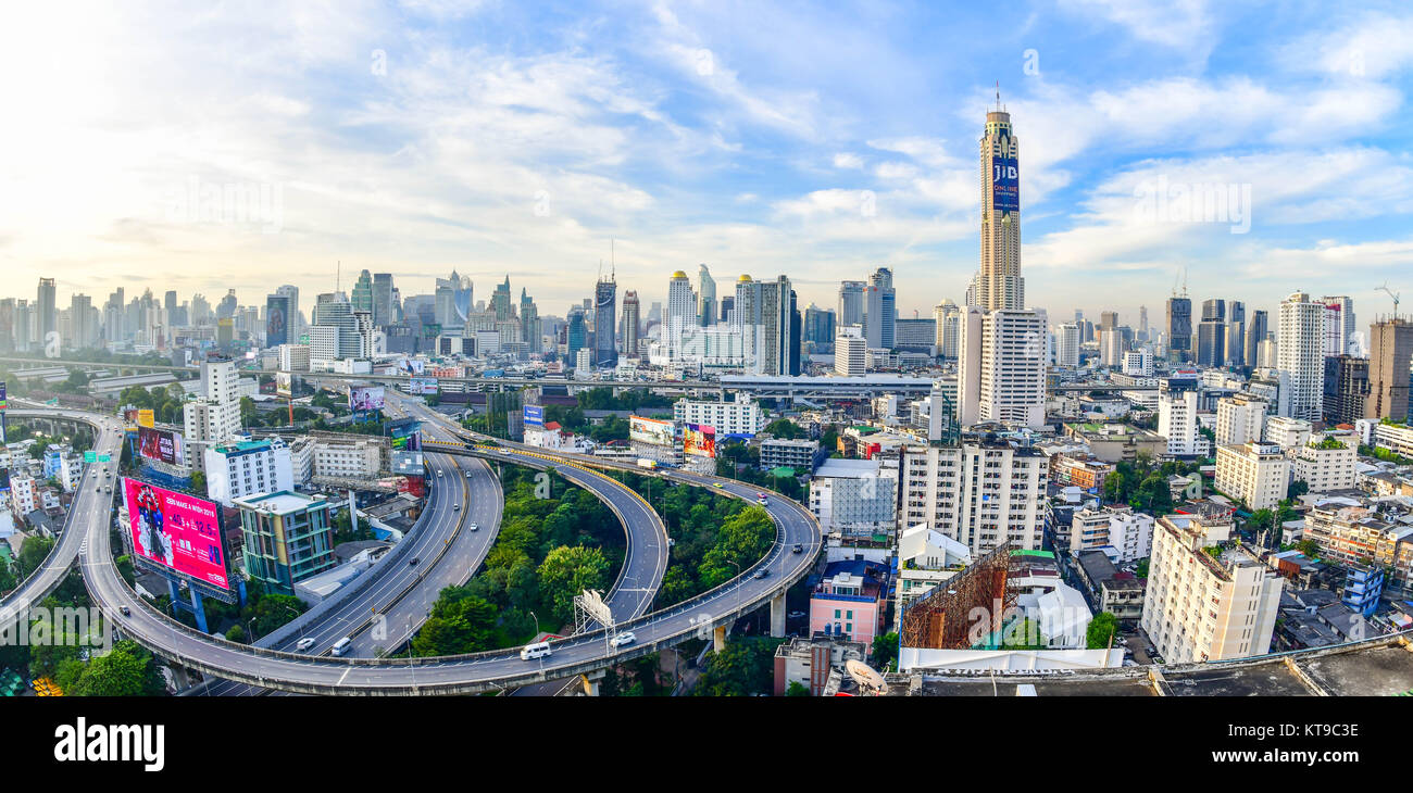 Bangkok City panorama ed esprimere i modi dal grattacielo in Thailandia Foto Stock