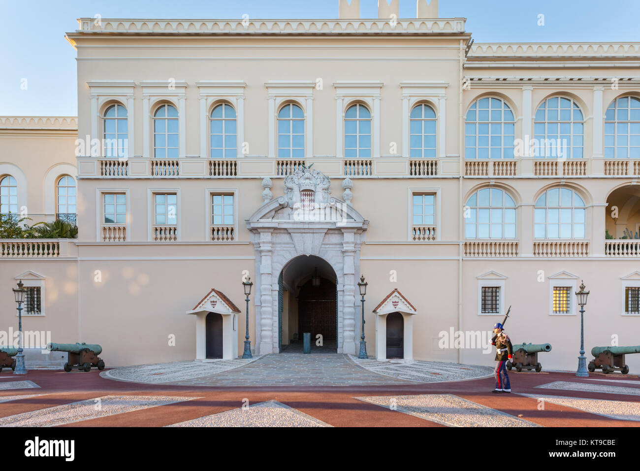 Il Palazzo del Principe di Monaco, o Palazzo Grimaldi, residenza ufficiale del Principe Sovrano di Monaco, il Principato di Monaco e la Riviera Foto Stock